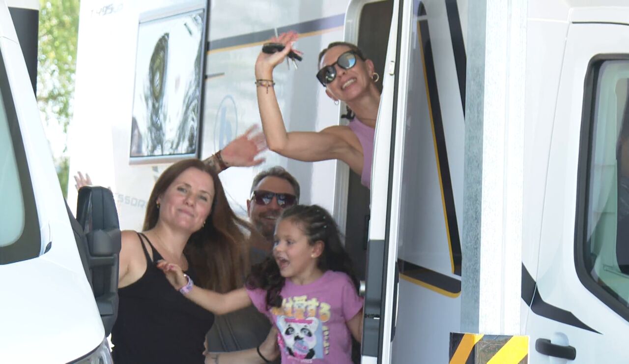 Familia que ve el eclipse en caravana