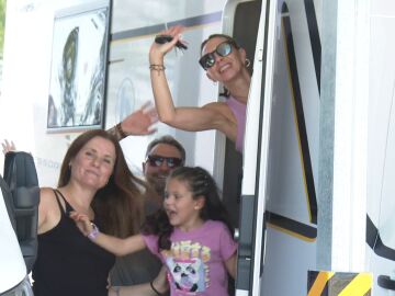 Familia que ve el eclipse en caravana