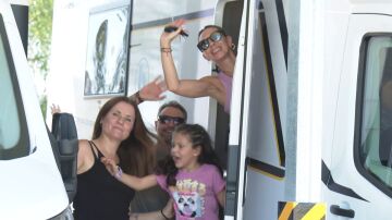 Familia que ve el eclipse en caravana