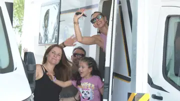 Familia que ve el eclipse en caravana Familia que ve el eclipse en caravana