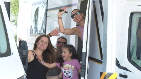 Familia que ve el eclipse en caravana