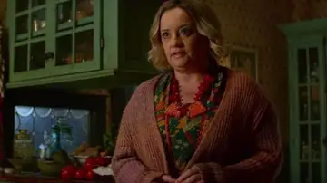 Lucy Davis como Hilda Spellman en Sabrina Lucy Davis como Hilda Spellman en Sabrina