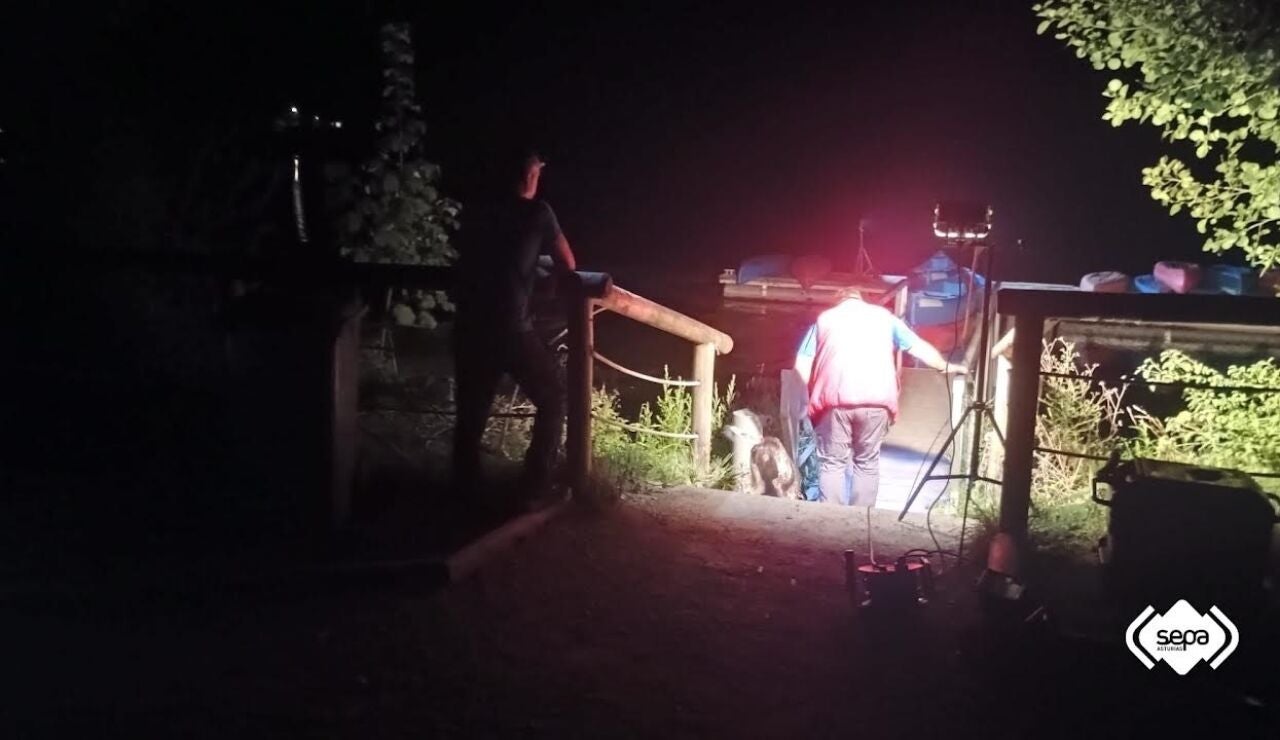 Rescate del cuerpo de la mujer en la zona en la que se encontraba la mujer en Oviedo.
