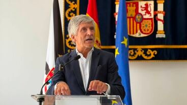 El ministro del Interior, Fernando Grande-Marlaska, atiende a los medios de comunicaci&oacute;n