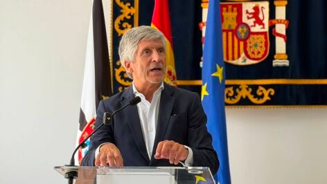 El ministro del Interior, Fernando Grande-Marlaska, atiende a los medios de comunicaci&oacute;n