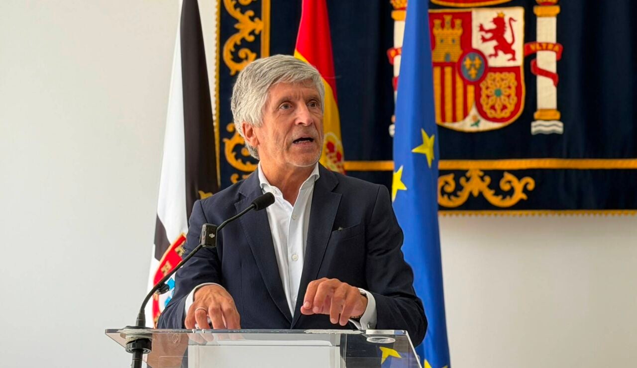 El ministro del Interior, Fernando Grande-Marlaska, atiende a los medios de comunicaci&oacute;n
