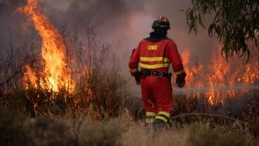 Un efectivo de la UME se enfrenta a un incendio.
