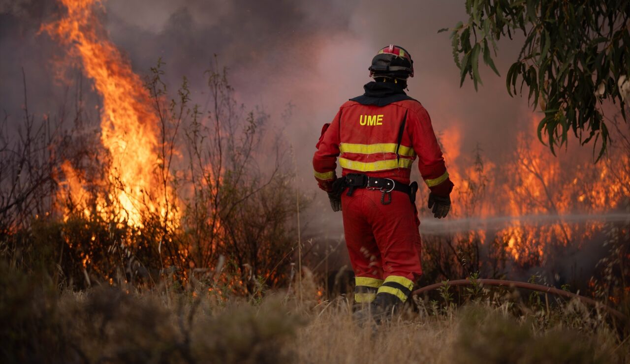 Un efectivo de la UME se enfrenta a un incendio.