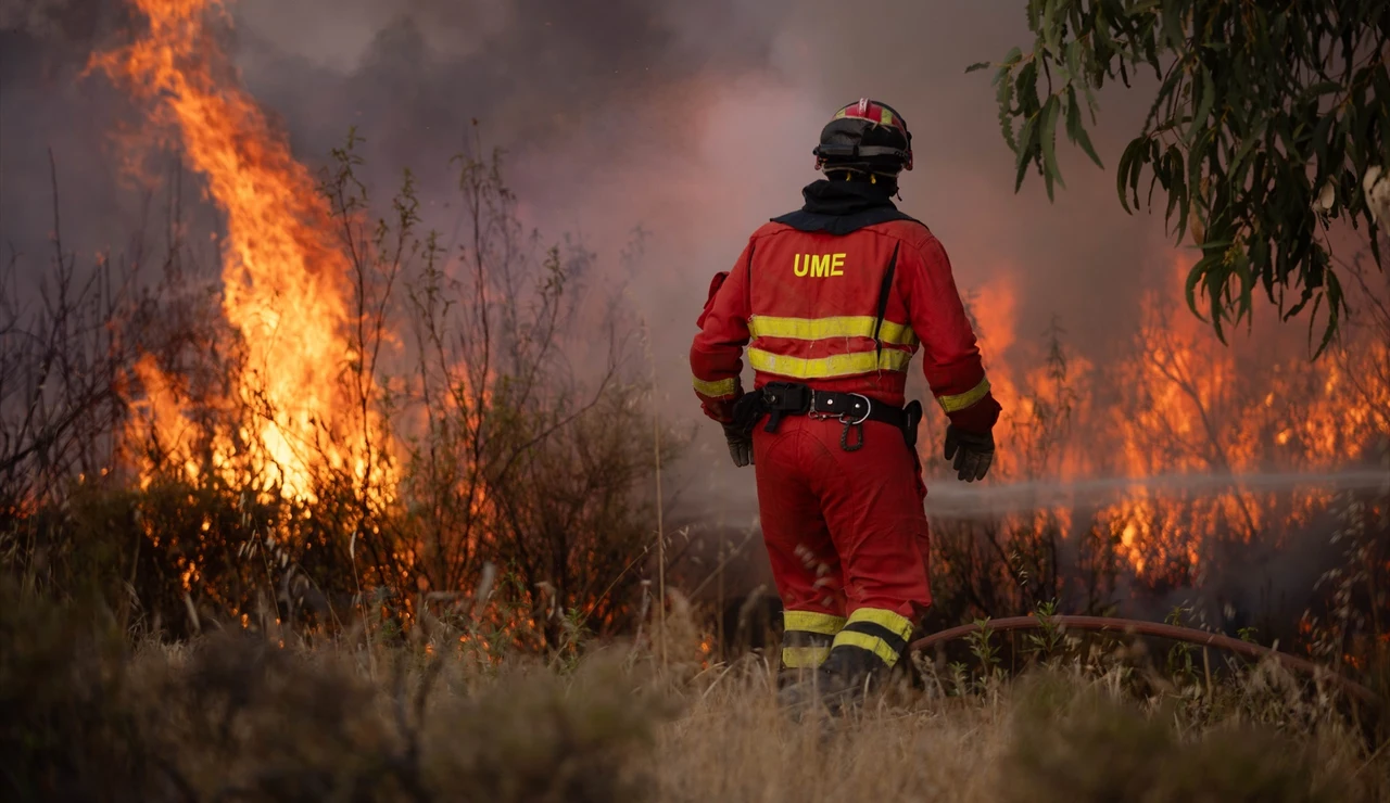 Un efectivo de la UME se enfrenta a un incendio.
