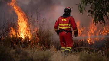 Un efectivo de la UME se enfrenta a un incendio.