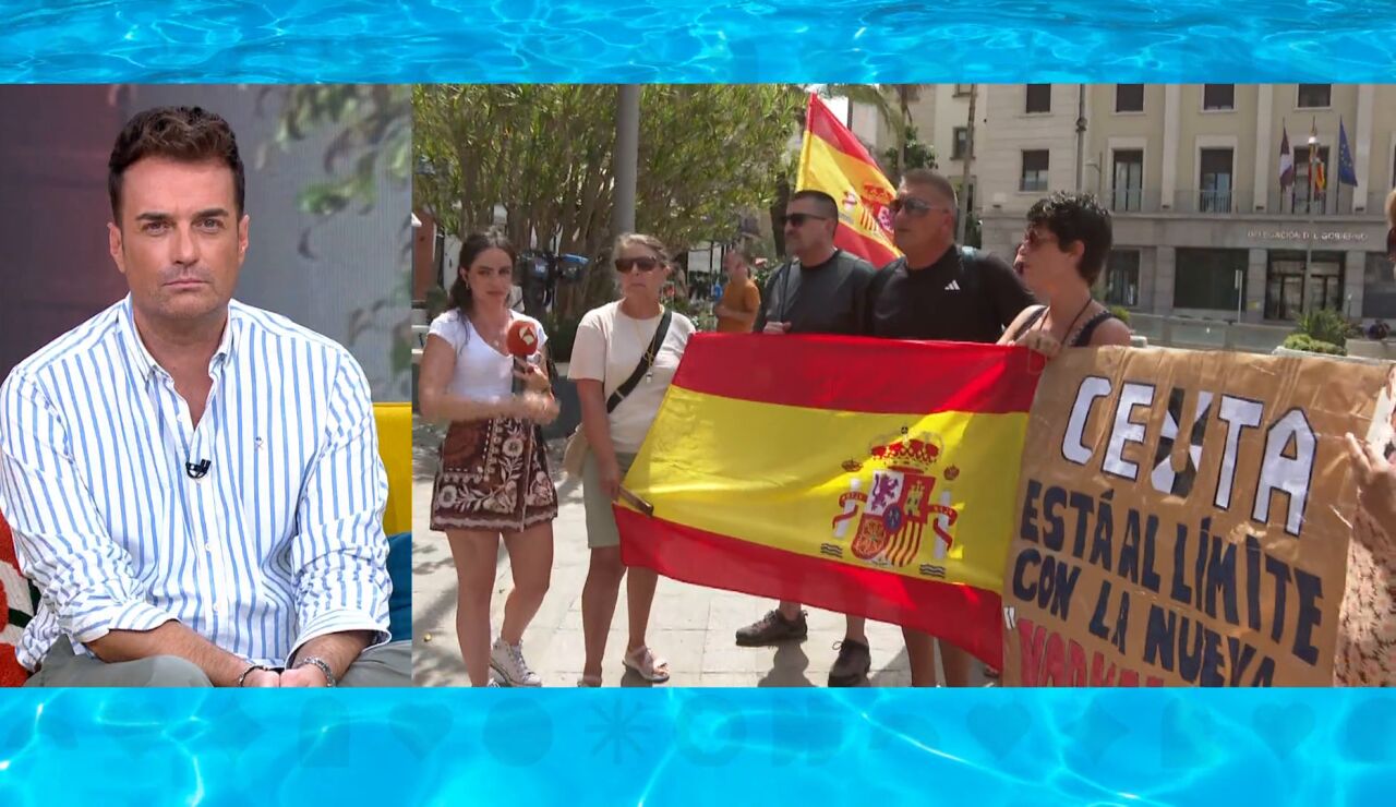 Los ceut&iacute;es esperan con pancartas y silbatos la llegada del ministro del Interior