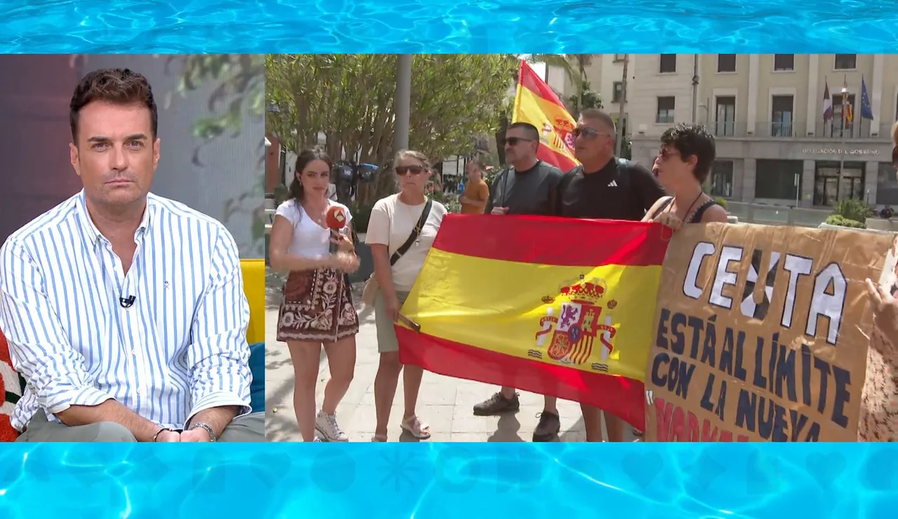 Los ceutíes esperan con pancartas y silbatos la llegada del ministro del Interior