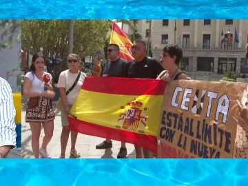 Los ceut&iacute;es esperan con pancartas y silbatos la llegada del ministro del Interior