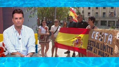 Los ceut&iacute;es esperan con pancartas y silbatos la llegada del ministro del Interior
