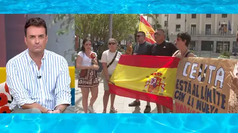 Los ceutíes esperan con pancartas y silbatos la llegada del ministro del Interior Los ceutíes esperan con pancartas y silbatos la llegada del ministro del Interior