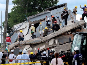August 12, 2026, Cali, Valle Del Cauca, Colombia: People gather outside collapsed buildings in Cali, Colombia on August 12, 2026 to aid in several rescue labors after a 7,4 magnitude earthquake that struck the cities of Quibdo, Cali, Pereira and Manizales leaving more than 200 casualties past august 10.,Image: 1122622931, License: Rights-managed, Restrictions: , Model Release: no , Credit line: Martin Steven Angel / Zuma Press / Europa Press Editorial licence valid only for Spain and 3 MONTH...
