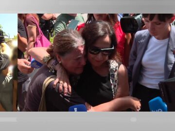 &Aacute;frica abrazada a la ministra de Defensa, Margarita Robles.