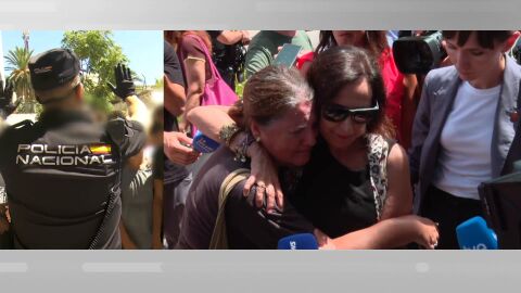 &Aacute;frica abrazada a la ministra de Defensa, Margarita Robles.