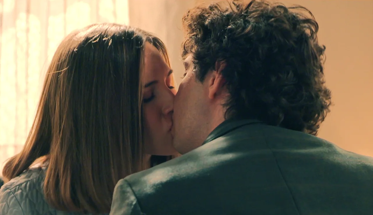 Claudia fantasea con besar a Miguel durante su visita, ¿se atreverá confesárselo?