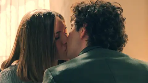 Claudia fantasea con besar a Miguel durante su visita, ¿se atreverá confesárselo? Claudia fantasea con besar a Miguel durante su visita, ¿se atreverá confesárselo?