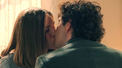 Claudia fantasea con besar a Miguel durante su visita, ¿se atreverá confesárselo?