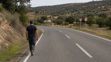 &iquest;Pueden los peatones caminar por carreteras sin arc&eacute;n? Esto dice la DGT