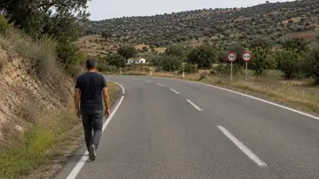 ¿Pueden los peatones caminar por carreteras sin arcén? Esto dice la DGT ¿Pueden los peatones caminar por carreteras sin arcén? Esto dice la DGT