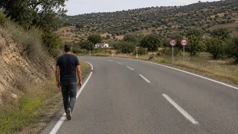 ¿Pueden los peatones caminar por carreteras sin arcén? Esto dice la DGT Peatón caminando por arcén