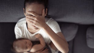 Madre cansada con dolor de cabeza