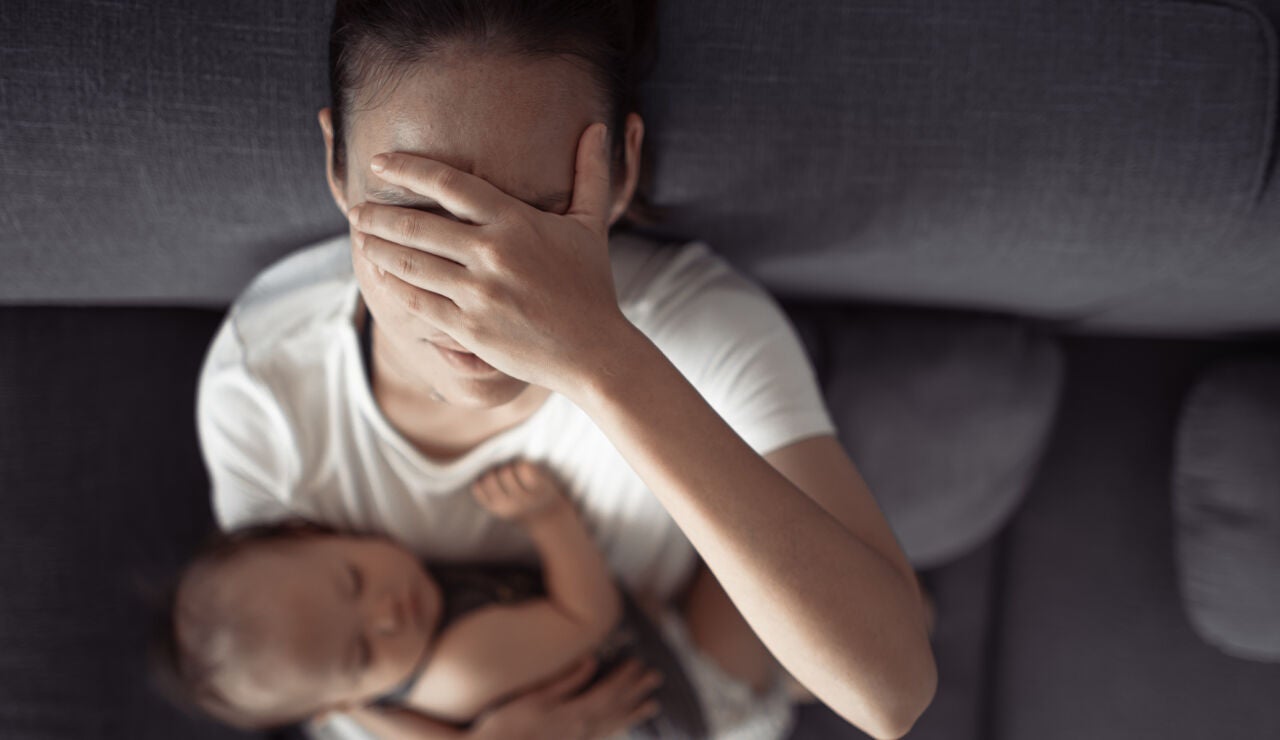 Madre cansada con dolor de cabeza