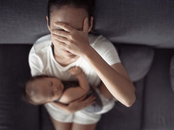 Madre cansada con dolor de cabeza