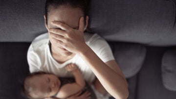 Madre cansada con dolor de cabeza
