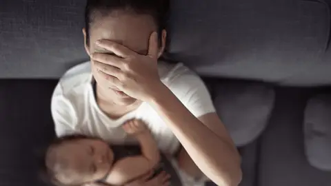 Madre cansada con dolor de cabeza Madre cansada con dolor de cabeza