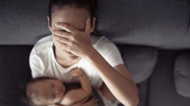 ¿Desbordada durante el posparto? Lo que dicen los expertos sobre las preocupaciones más habituales