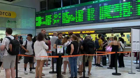 Caos en Rodalies: miles de barceloneses se quedaron sin ver el eclipse Caos en Rodalies: miles de barceloneses se quedaron sin ver el eclipse