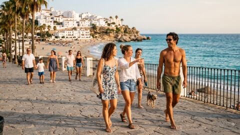 Gente paseando por una playa