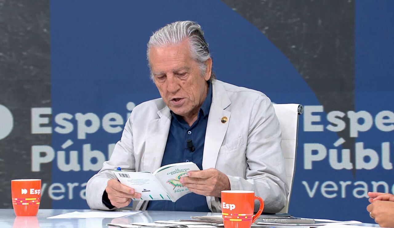 Diego L&oacute;pez Garrido saca la Constituci&oacute;n Espa&ntilde;ola para defender Ceuta y Melilla
