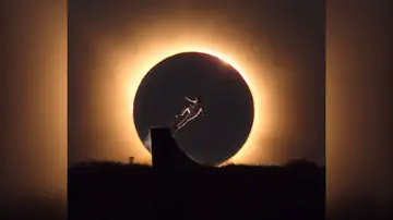 Skater durante el eclipse Skater durante el eclipse