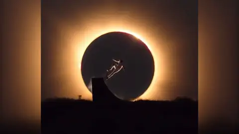 Skater durante el eclipse Skater durante el eclipse