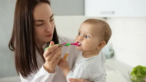 Madre alimentando a su bebé Madre alimentando a su bebé