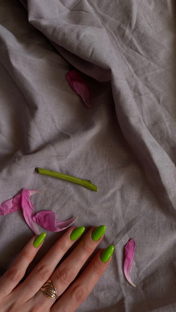 Manicura verde lima