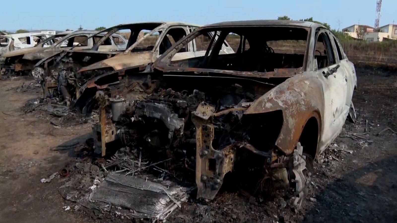 Un incendio en una zona de observación del eclipse en Peñíscola deja 34 coches quemados y varios heridos 