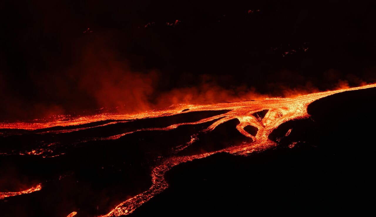 El volc&aacute;nEtna en erupci&oacute;n, en Catania (Sicilia), Italia.