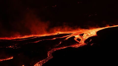 El volc&aacute;nEtna en erupci&oacute;n, en Catania (Sicilia), Italia.