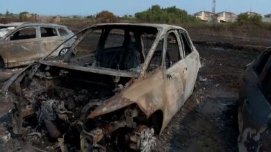 Vecinos de Peñíscola estallan tras un incendio que ha calcinado 34 coches: 