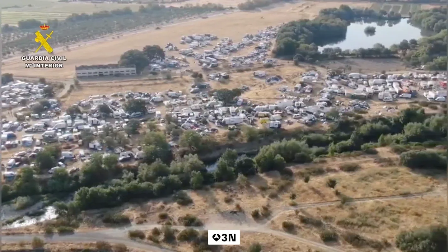 Un detenido y varias denuncias en una fiesta ilegal que reúne a 3.000 personas en un pueblo de apenas 300 habitantes de Cáceres Un detenido y varias denuncias en una fiesta ilegal que reúne a 3.000 personas en un pueblo de apenas 300 habitantes de Cáceres
