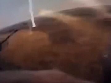 Rayo al lado de un policía Rayo al lado de un policía