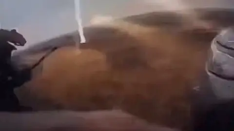 Rayo al lado de un policía Rayo al lado de un policía