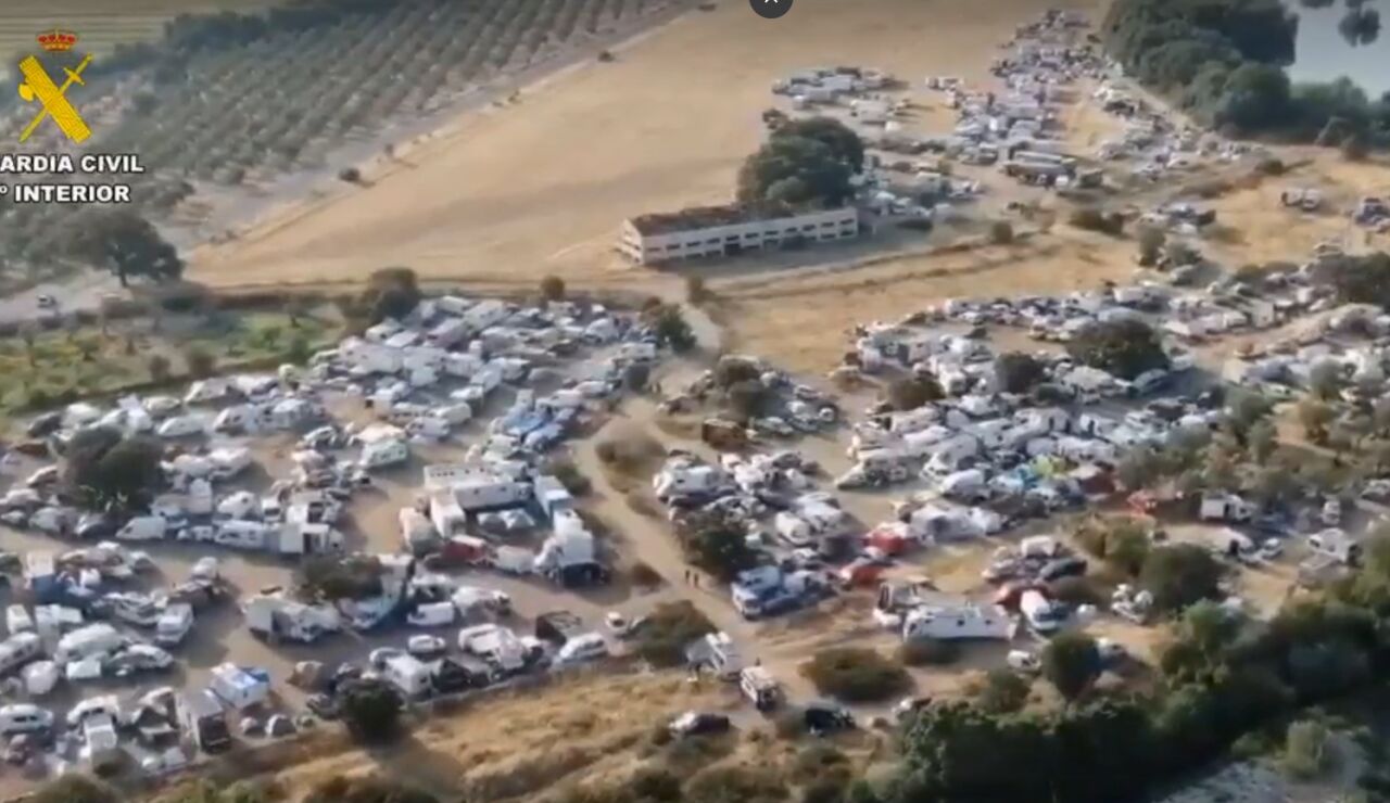 Un detenido y varias denuncias en una fiesta ilegal que re&uacute;ne a 3.000 personas en un pueblo de apenas 300 habitantes de C&aacute;ceres