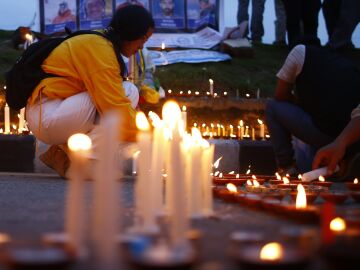 Miembros de la asociaci&oacute;n de monta&ntilde;istas de Nepal encienden velas por los fallecidos